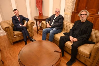Teodoro Sosa y Carlos Ruiz dan la bienvenida al nuevo director de la Casa-Museo Antonio Padr&oacute;n, Francisco Gonz&aacute;lez