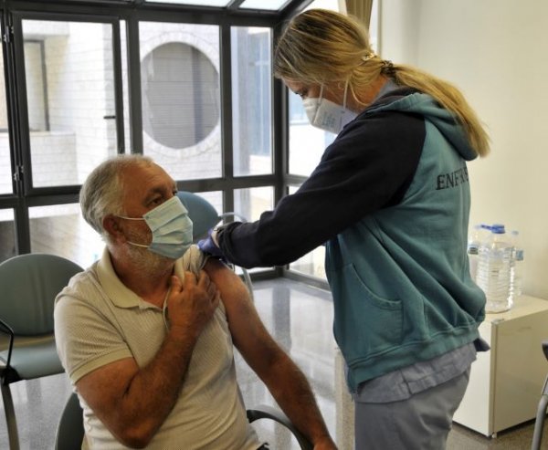 Los equipos de vacunación del SCS han administrado más 100.000 dosis de nuevas vacunas contra covid-19