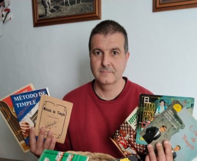 Daniel Morales expone en La Graciosa más de ochenta discos antiguos e históricos de la música folclórica de Canarias