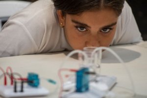 El modo &lsquo;aprender haciendo&rsquo; cautiva a nueve mil estudiantes y docentes en el proyecto Apa&ntilde;ada de Ciencias 2024