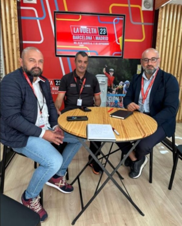 Los consejeros de Deportes y Turismo mantienen una reunión de trabajo con el director de la Vuelta Ciclista a España