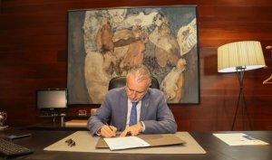 Torres firma el decreto que disuelve el Parlamento y convoca las elecciones regionales para el pr&oacute;ximo 28 de mayo