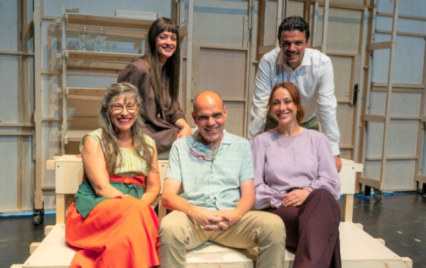 El Teatro P&eacute;rez Gald&oacute;s propone al p&uacute;blico sentarse a la &lsquo;Sobremesa&rsquo; para saborear un montaje alrededor de los inconfesables conflictos familiares