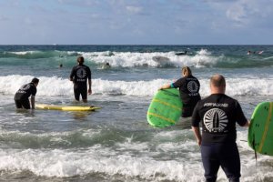 Cuatro jóvenes con síndrome de Down firman su primer contrato en prácticas como instructores de surf