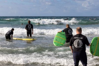 Cuatro j&oacute;venes con s&iacute;ndrome de Down firman su primer contrato en pr&aacute;cticas como instructores de surf