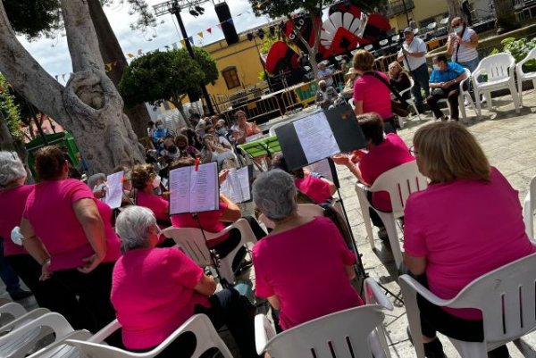 Usuarios del programa de atención a mayores acompañados se encuentran en la Plaza de Santiago