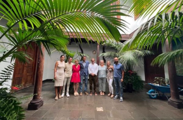 El Ayuntamiento de Agaete recibe al consejero insular de Medio Ambiente y Energía, Raúl garcía Brink, para abordar proyectos y necesidades del municipio