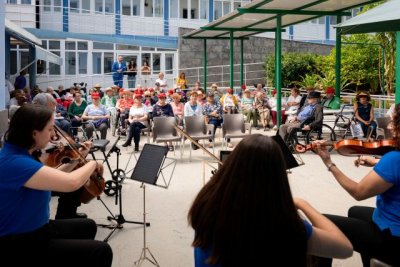 Usuarios de la Gáldar: Residencia Genoveva Pérez, del Centro del Día y del Club del Mayor disfrutan de una actuación musical para el bienestar