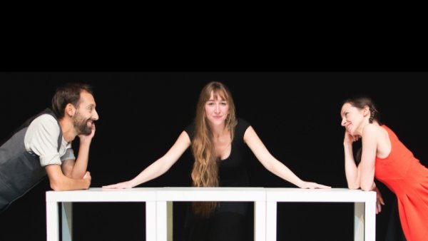‘Son recuerdos’, un emotivo espectáculo de circo, danza, poesía, teatro y música en directo
