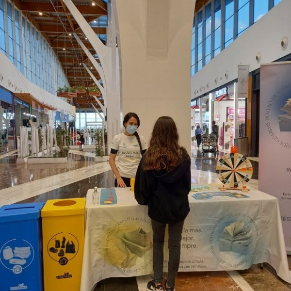 La Campaña “Mi barrio más sostenible” sensibiliza sobre separación de residuos en los centros comerciales