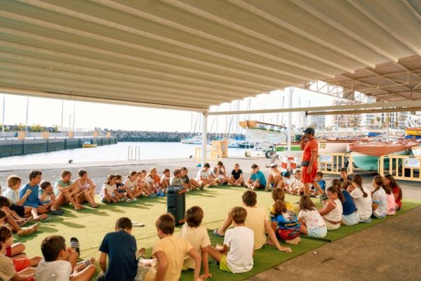 La Fundaci&oacute;n Puertos de Las Palmas y la Federaci&oacute;n de Vela Latina Canaria de Botes consolidan su curso de verano con m&aacute;s de 50 participantes cada semana