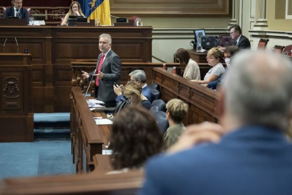 Torres realza el nuevo esfuerzo regional con la educación al incorporar a 1.700 docentes tras un acuerdo histórico