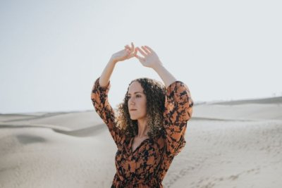 La cantautora grancanaria Sylvie Hern&aacute;ndez llena de magua la Casa de Col&oacute;n, en la presentaci&oacute;n de su primer disco