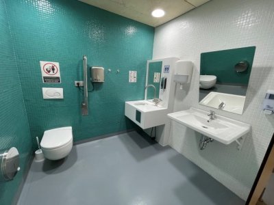 El Cabildo instala aseos para personas ostomizadas en 3 de sus edificios