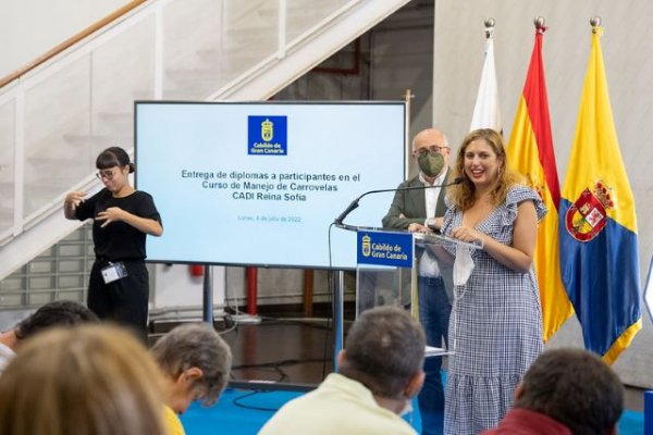 Antonio Morales entrega los diplomas del programa ‘Carro vela en tierra’ a usuarios del CADI Reina Sofía