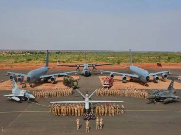 Francia declaró que no permitirá que la Junta de Nigeria la eche del país