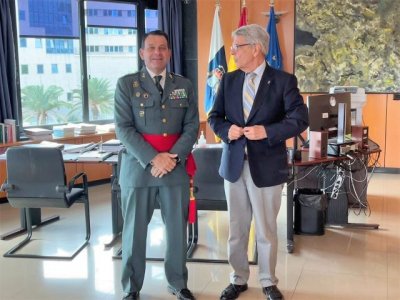 Julio P&eacute;rez repasa con el nuevo general de la Zona de la Guardia Civil en Canarias las relaciones con el Gobierno