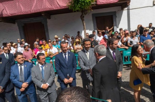 El alcalde de Agaete, Jesús González Sánchez, ha acudido hoy al acto conmemorativo del Día del Pino