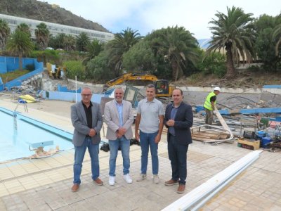El Ayuntamiento de Gu&iacute;a inicia la demolici&oacute;n del grader&iacute;o de las piscinas como paso previo al nuevo Complejo Deportivo