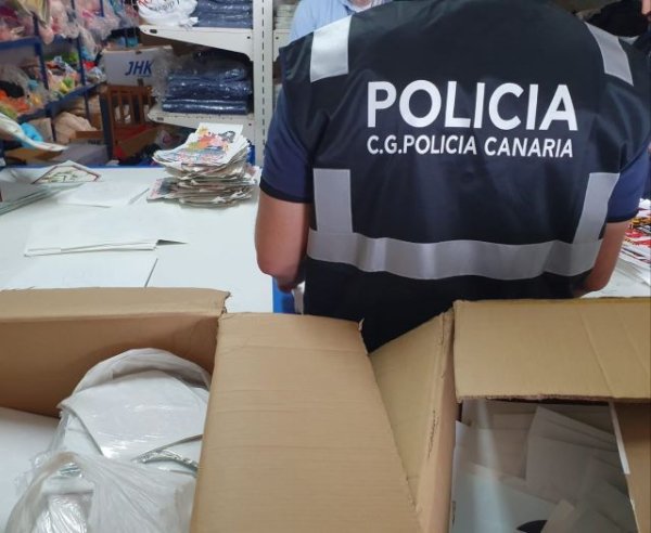 La Policía Canaria interviene una red de fabricación y venta de falsificaciones de marcas ropa en Yaiza