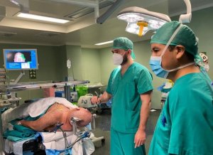 La Candelaria investiga cómo conservar los idiomas en pacientes políglotas durante una cirugía cerebral