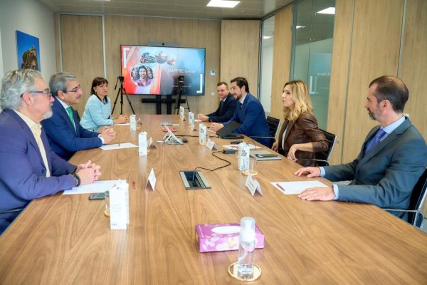 Román Rodríguez subraya el avance de la sociedad canaria pese a las dificultades