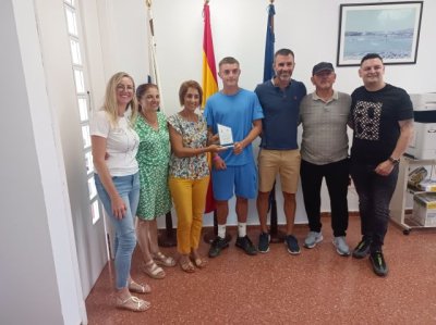 La Alcaldesa de Mog&aacute;n, Onalia Bueno, recibe al futbolista del Sheffield United Dyland Roberto Valido