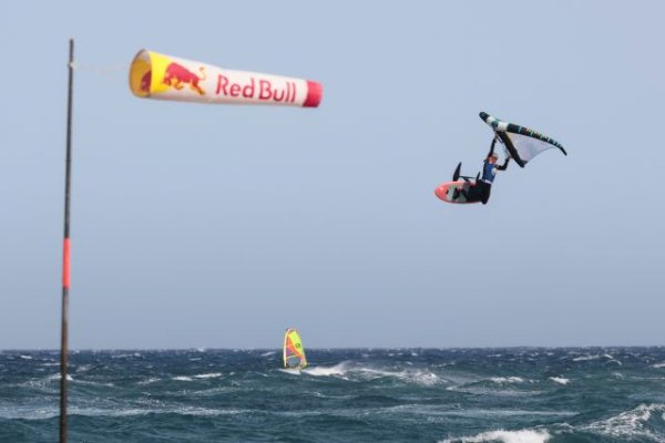 Las españolas vuelan por todo lo alto en el Mundial de Wingfoil de Gran Canaria