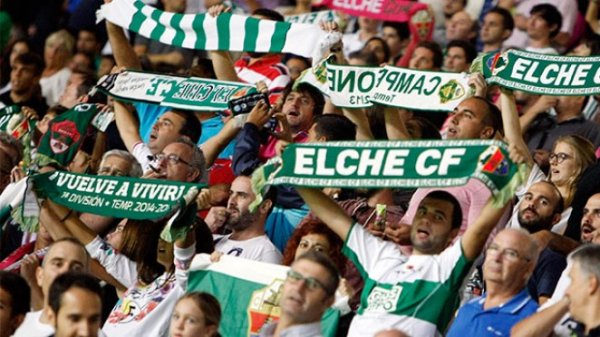 La afición del Elche protesta contra los arbitrajes con tarjetas rojas