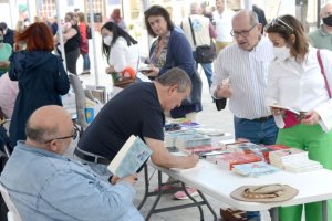 La II Feria de Autor/Autora de Gu&iacute;a llen&oacute; el casco hist&oacute;rico de literatura, m&uacute;sica, pintura, fotograf&iacute;a y rutas guiadas
