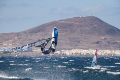 Windsurf: Los canarios Alexia y Carlos Kiefer triunfan en Pozo Izquierdo