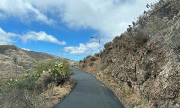 Gáldar: El Ayuntamiento asfalta un tramo del camino de La Gloria, en Juncalillo