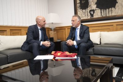 Torres traslada a Rubiales la predisposici&oacute;n de Canarias para el Mundial de F&uacute;tbol de 2030