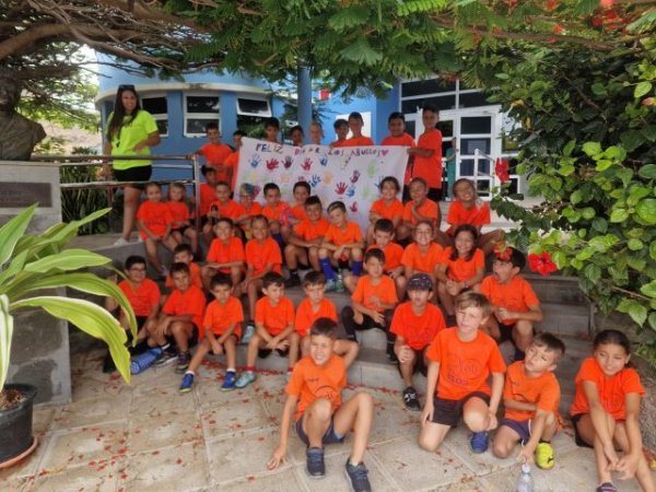 Gáldar: Los niños y niñas del campus de verano de la U.D. Barrial, se han sumado a participar activamente en el proyecto Querid@ Abuel@