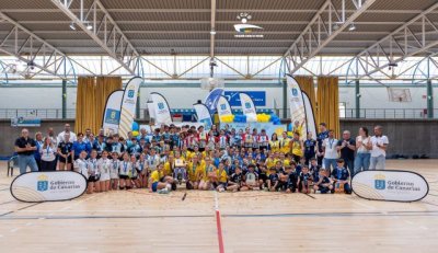 Más de trescientos jóvenes participan en las finales regionales de edad escolar de voleibol y orientación