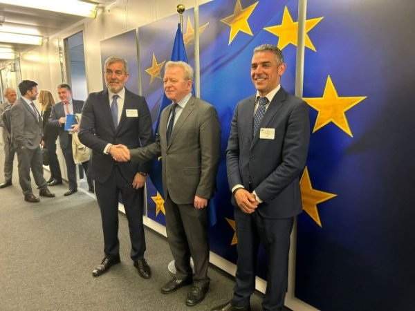 Clavijo arranca el sí del comisario europeo de Agricultura a revisar al alza la ficha financiera del POSEI