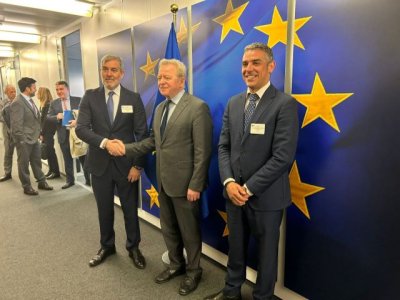 Clavijo arranca el s&iacute; del comisario europeo de Agricultura a revisar al alza la ficha financiera del POSEI