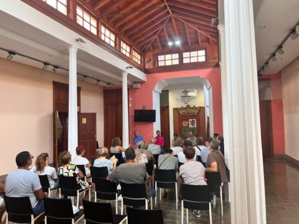 Gáldar: El grupo de gobierno se reúne con los vecinos de El Agujero para informar sobre las obras en la avenida