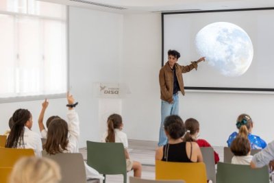 Prathamesh Jaju visita a los niños y niñas del programa de Dinamización STEAM de la Fundación DISA en una experiencia única