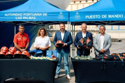 La Autoridad Portuaria de Las Palmas y el Ayuntamiento presentan 70 nuevos equipos de protección acuática para Bomberos