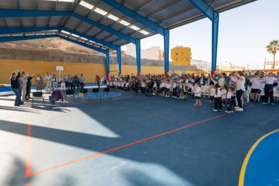 G&aacute;ldar inaugura la nueva cubierta de la cancha del colegio de Sardina