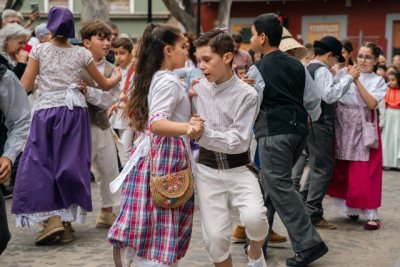 M&aacute;s de 1.500 escolares rinden tributo a la canariedad en G&aacute;ldar con la Romer&iacute;a Infantil