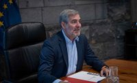 Clavijo traslada a Albares el riesgo de que la inestabilidad en Senegal incremente la salida de cayucos a Canarias