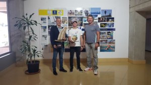 Francisco Castellano felicita a Liam Dunkerbeck, campeón del mundo en la categoría SUB-20 la PWA en la categoría de olas