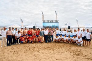 Canarias y la Rep&uacute;blica de Corea hermanan sus luchas tradicionales sobre la arena de la playa de Las Canteras