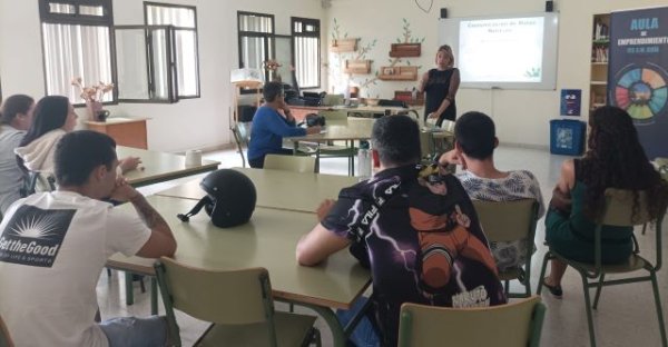Guía: Alumnado del IES Noroeste participa en un taller sobre auxilio psicológico con la psicóloga experta en crisis y emergencias Marisol Uceda