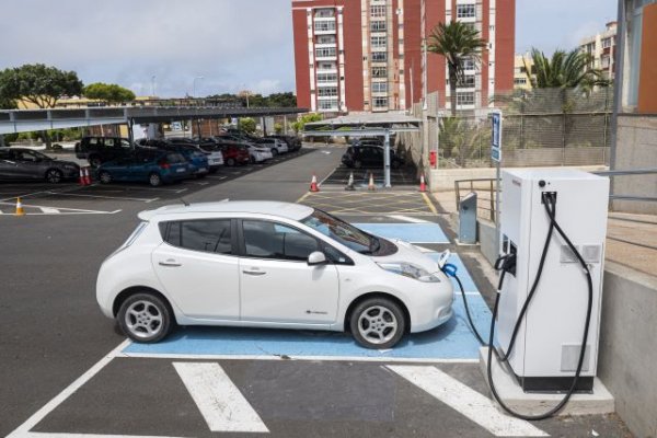 El Cabildo saca a licitación cuatro nuevos puntos de recarga para vehículos eléctricos en Arinaga