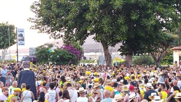 La Aldea contagia la alegría de la Bajada de la Rama en un acto multitudinario en la semana grande de sus fiestas patronales