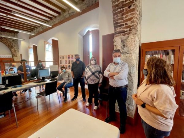 El consejero de Empleo visita a los alumnos del Programa (PFAE) ‘Archivo Juan Negrín’