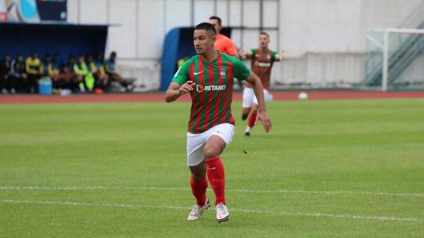El futbolista más rico del mundo se va sin debutar